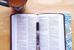 Bíblia aberta para iniciar um devocional.