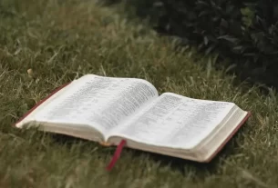 Bíblia aberta para iniciar um devocional.