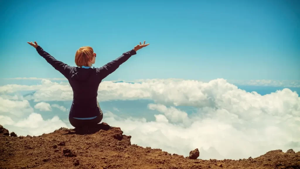 Pessoas com as mãos erguidas em adoração. 