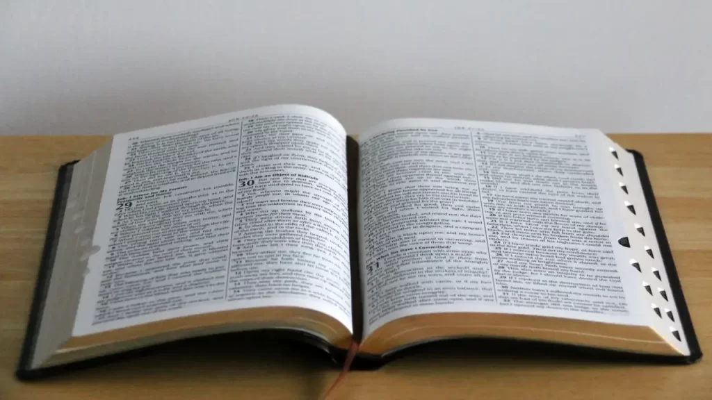 Bíblia aberta para iniciar um devocional.
