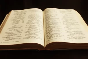 Bíblia aberta para iniciar um devocional.