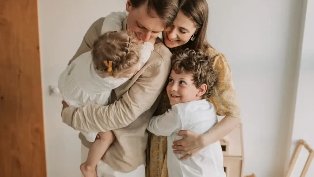 Pessoas em oração com família refletindo.