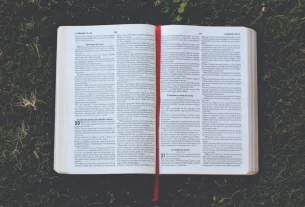 Bíblia aberta para iniciar um devocional diário.