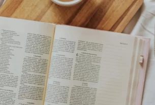 Bíblia aberta para iniciar um devocional diário.