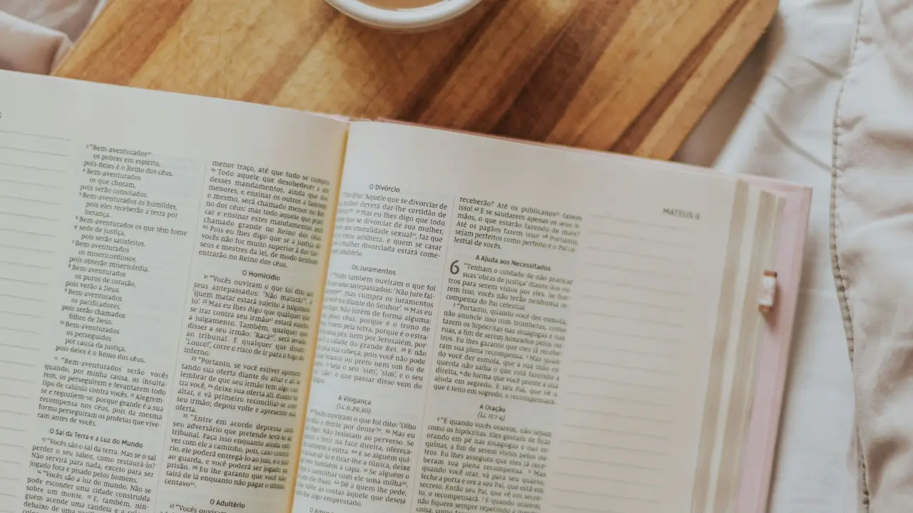 Bíblia aberta para iniciar um devocional diário.