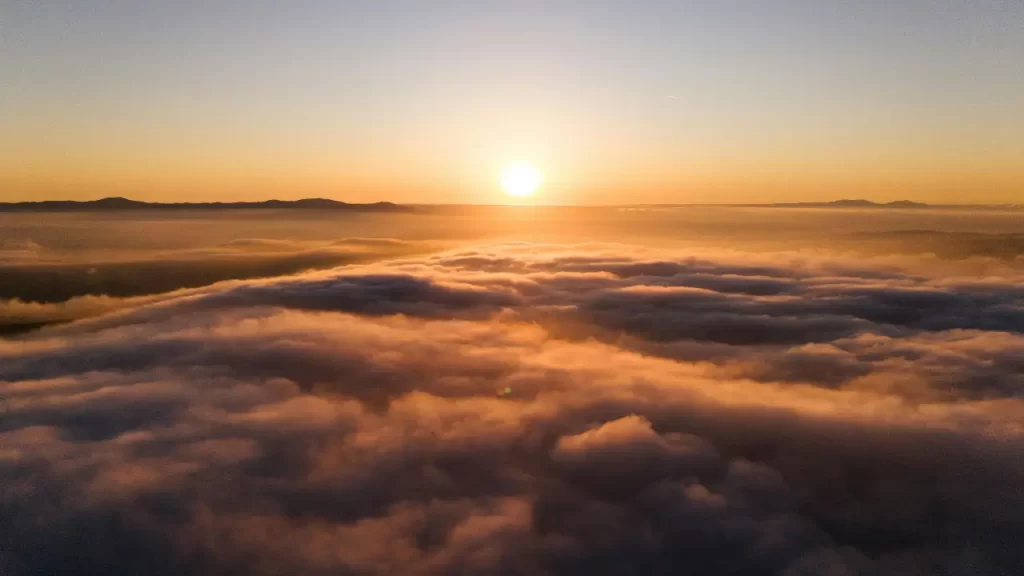 nascer do sol com o céu se abrindo.