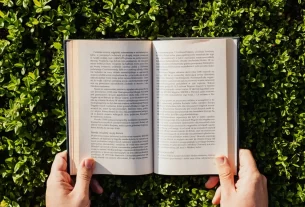 Bíblia aberta para iniciar um devocional diário.