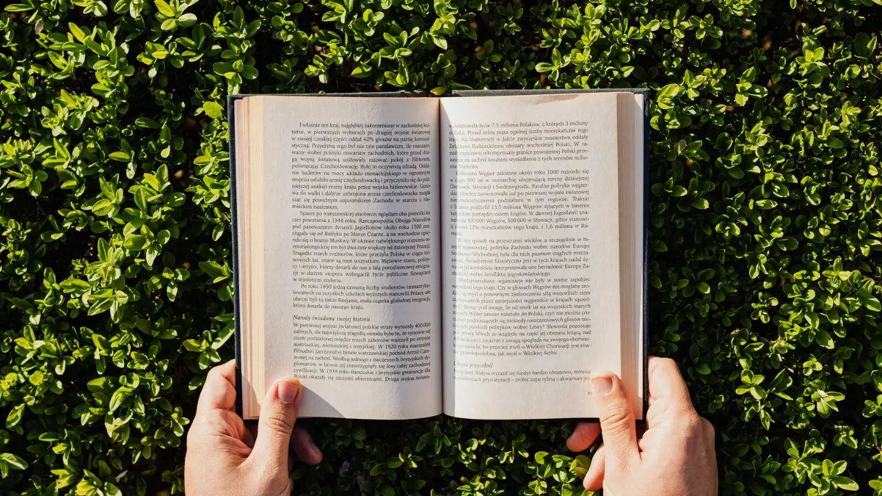 Bíblia aberta para iniciar um devocional diário.