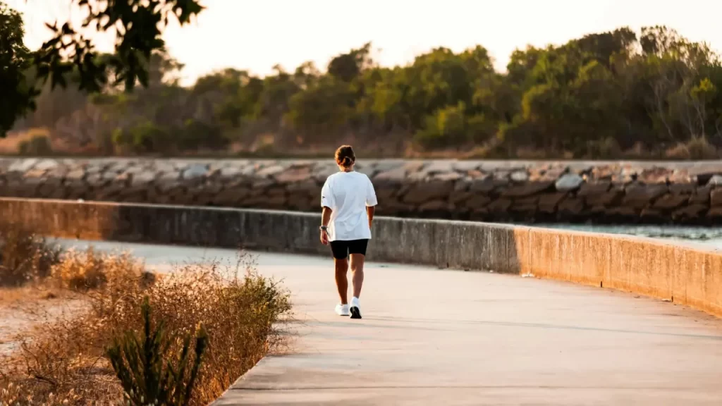 Pessoa caminhando ao amanhecer. 
