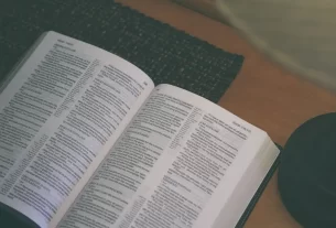 Bíblia aberta para iniciar um devocional.