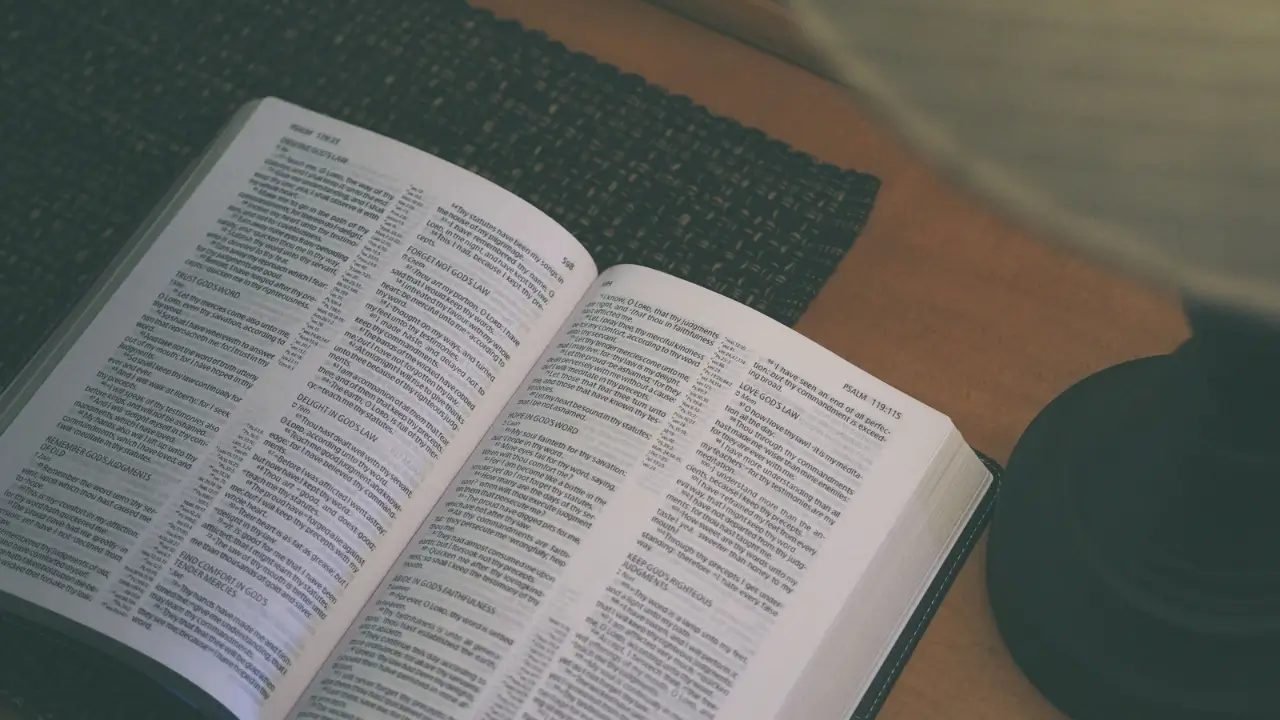 Bíblia aberta para iniciar um devocional.