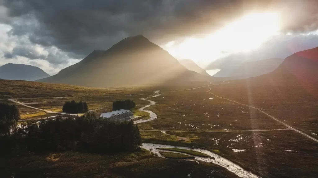 Caminho ao pôr do sol.
