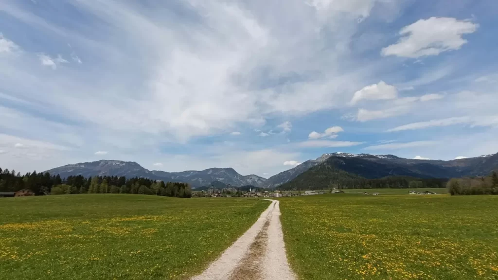 Caminho iluminado com luz suave no Céu. 