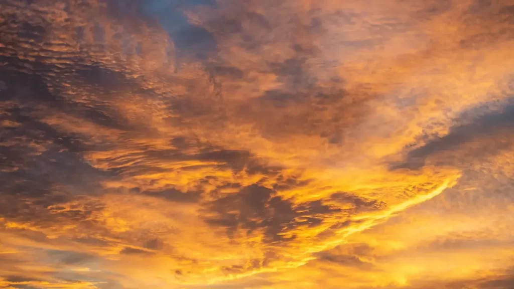 Céu aberto, com luz suave. Para transmitir confiança, esperança e soberania divina. 