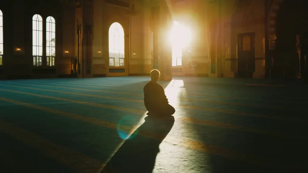 Pessoa orando ou refletindo em silêncio. 