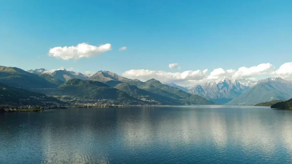 Paisagem calma ( lago, céu).
