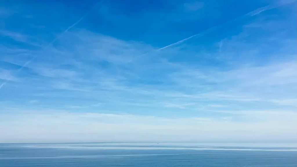 Céu claro com luz suave. Escolha liberar vida com suas palavras. 
