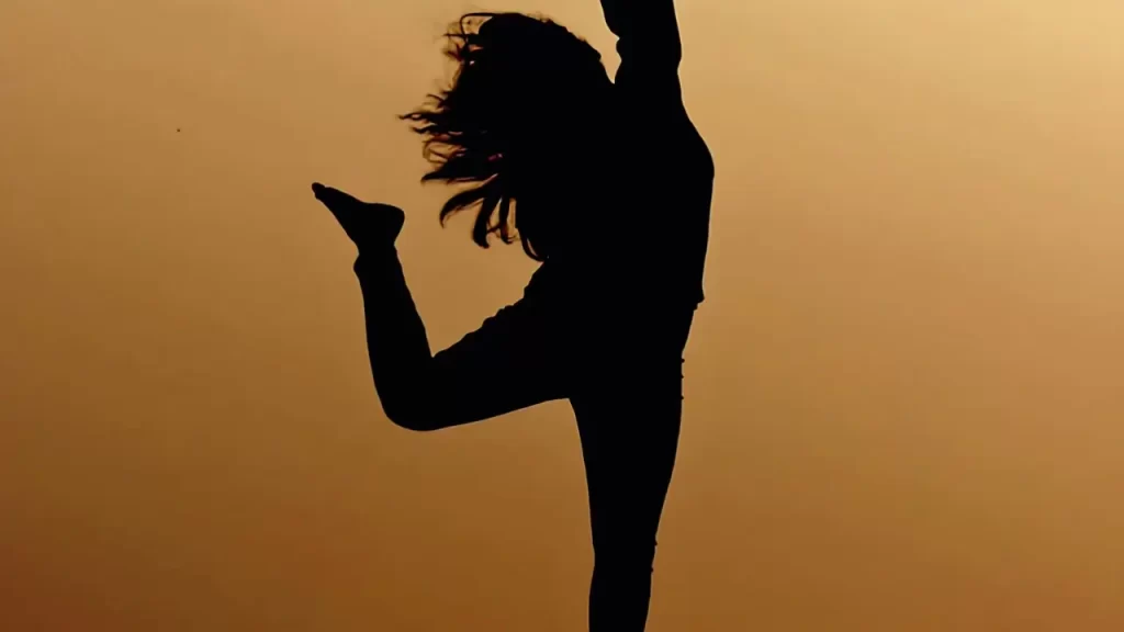 Silhueta de alguém em atitude de entrega a Deus