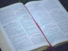 Bíblia aberta para iniciar um devocional.