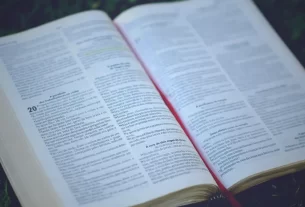 Bíblia aberta para iniciar um devocional.