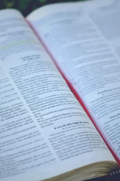 Bíblia aberta para iniciar um devocional.