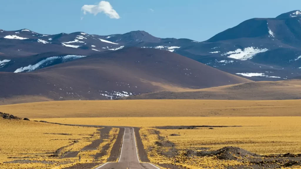Estrada indo em direção ao horizonte. Transmitir a ideia de Deus indo à frente e guiando o caminho.