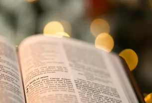 Bíblia aberta para iniciar um devocional.