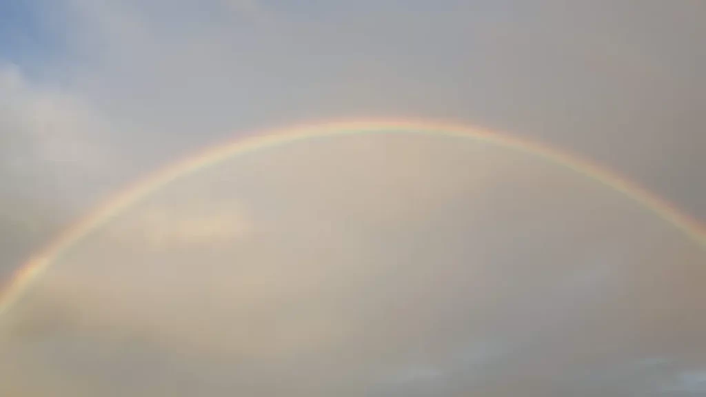 Céu com arco íris simbolizando a aliança de Deus com nós. 