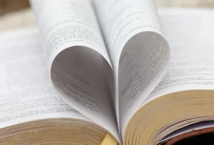 Bíblia aberta para iniciar um devocional diário.