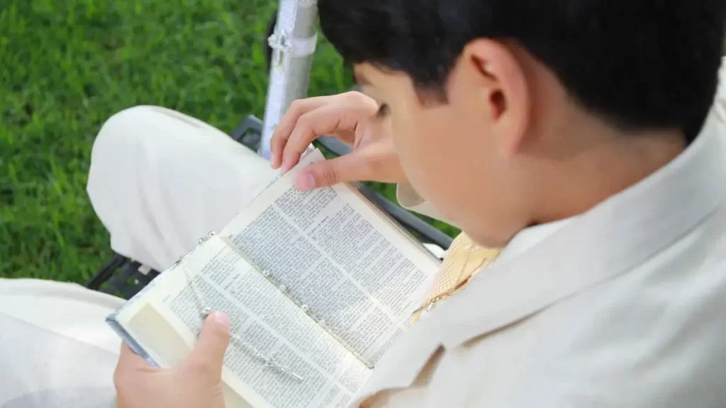 Pessoa lendo a Bíblia pela manhã. 