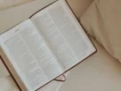 Bíblia aberta para iniciar um devocional.