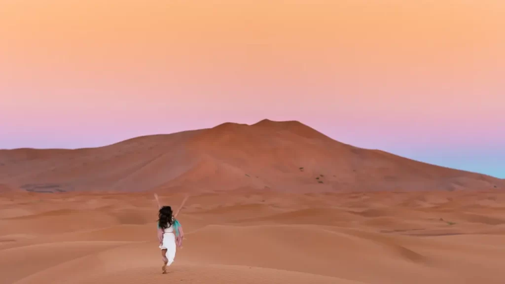 Pessoa caminhando ao nascer do sol.