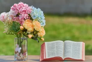 Bíblia aberta para iniciar um devocional diário.