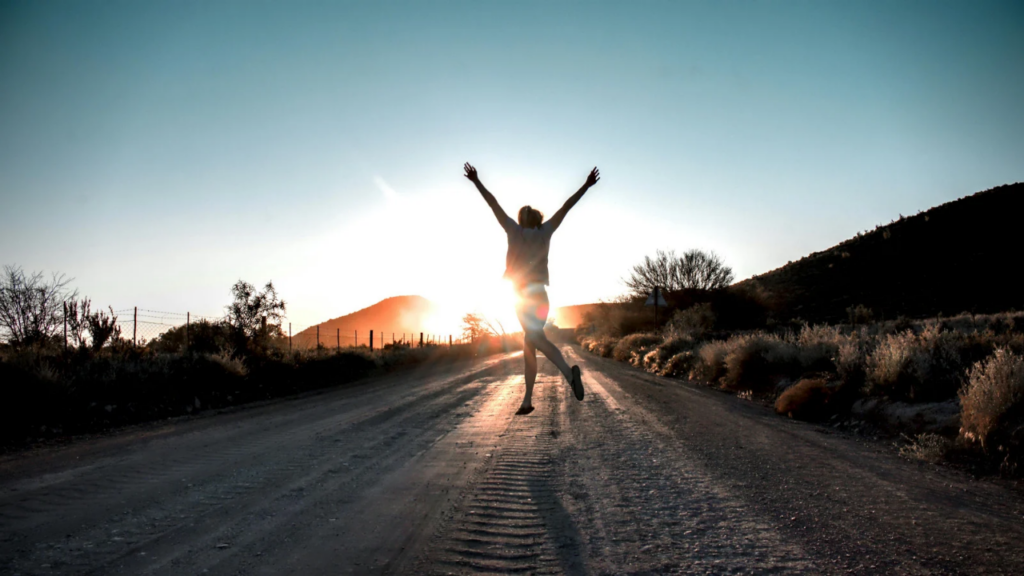 Pessoa em oração ao nascer do sol. 