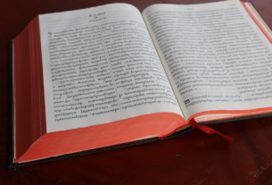 Bíblia aberta para iniciar um devocional.