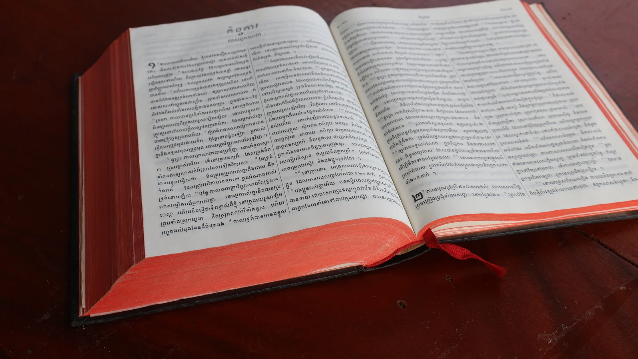 Bíblia aberta para iniciar um devocional.