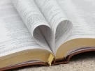 Bíblia aberta para iniciar um devocional diário.