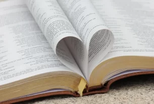 Bíblia aberta para iniciar um devocional diário.