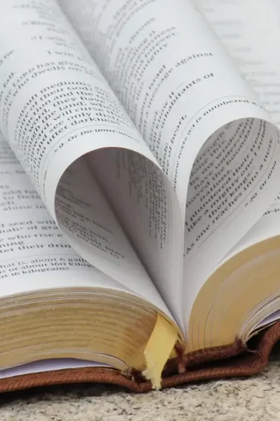 Bíblia aberta para iniciar um devocional diário.