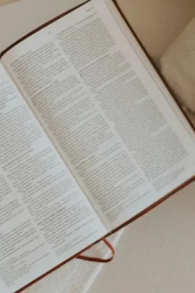 Bíblia aberta em João para iniciar um Devocional.