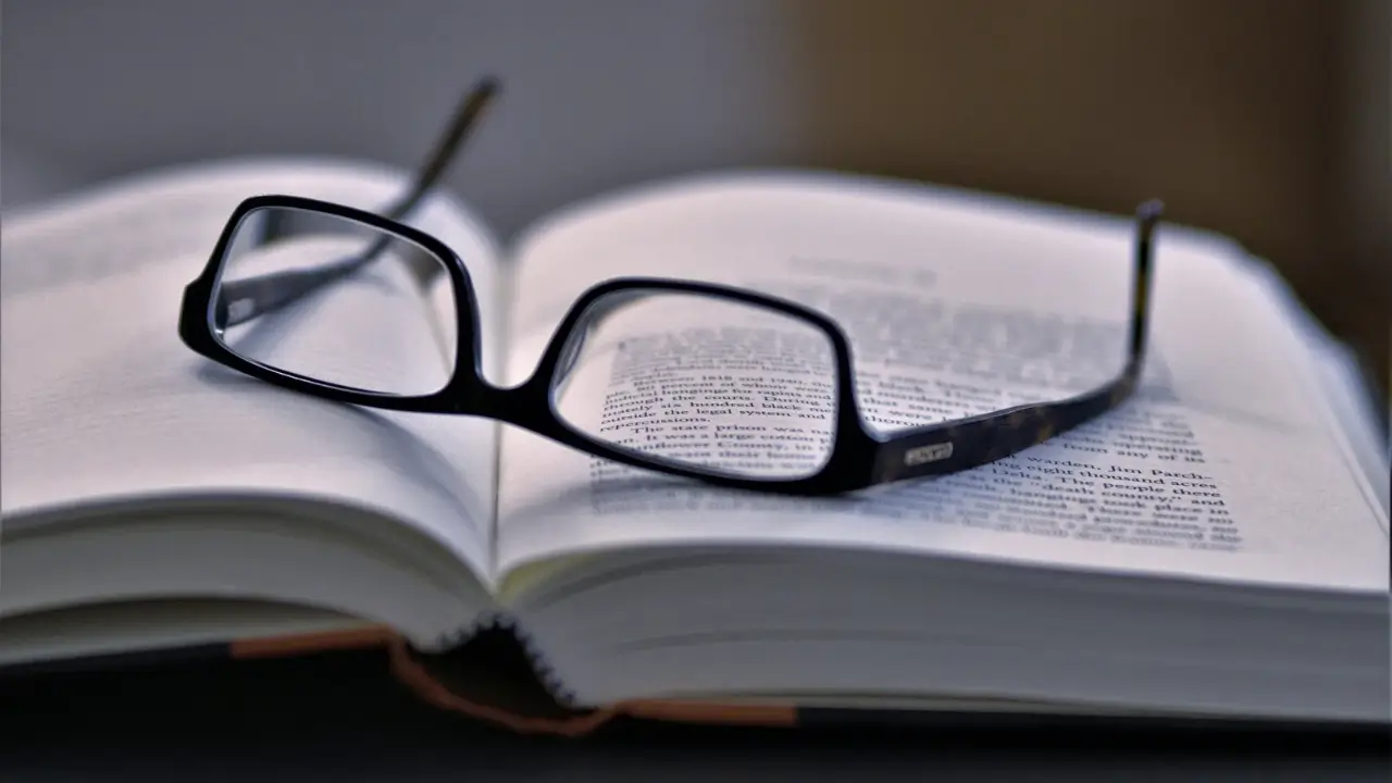 Bíblia aberta para iniciar um devocional.