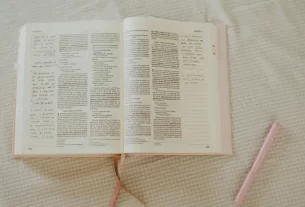 Bíblia aberta para iniciar um devocional.