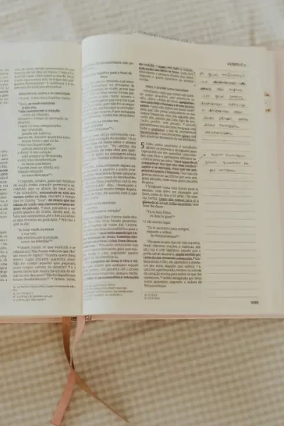Bíblia aberta para iniciar um devocional.