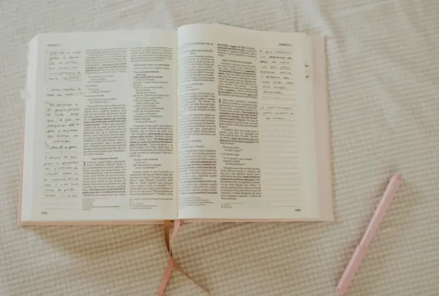 Bíblia aberta para iniciar um devocional.