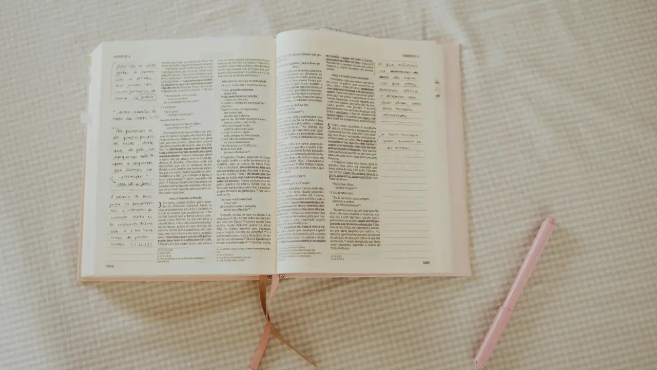 Bíblia aberta para iniciar um devocional.