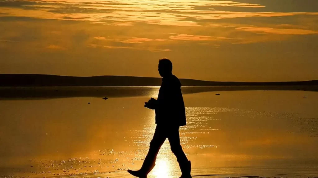 Pessoa caminhando em direção à luz. simbolizar a decisão de confiar em Deus e alimentar a fé.
