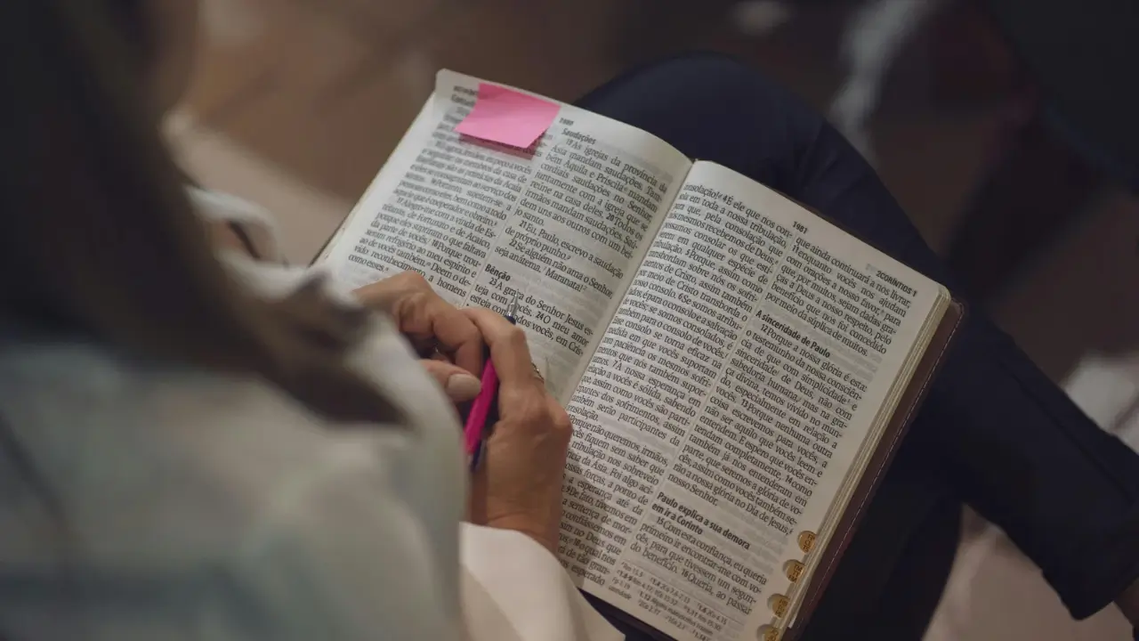 Bíblia aberta para iniciar um devocional.