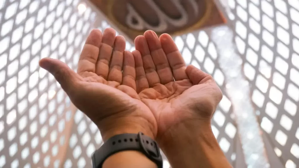 Mãos erguidas em oração ou gratidão.