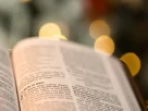 Bíblia aberta para iniciar um devocional.