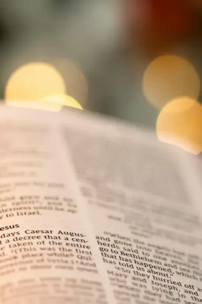 Bíblia aberta para iniciar um devocional.